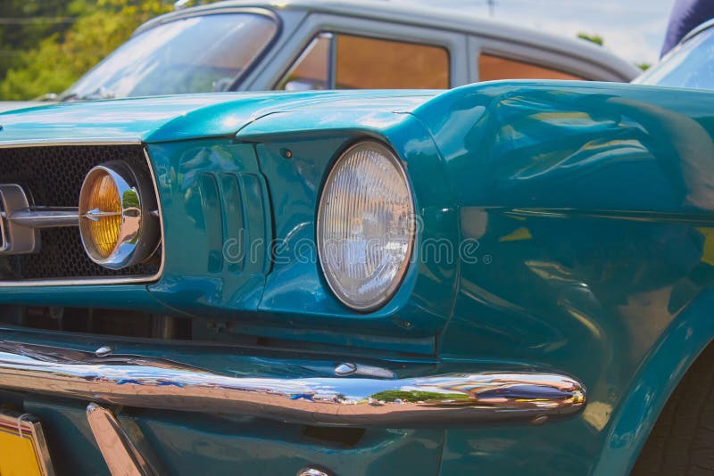 Runde Scheinwerfer auf einem Retro-Auto alten Retro-Auto mit runden Scheinwerfern stockfotografie