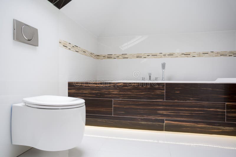 Runde Toilette innerhalb des kleinen Badezimmers lizenzfreie stockfotos