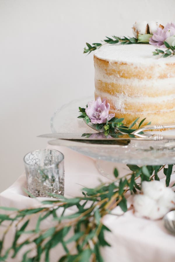 Runder Kuchen der schönen Hochzeit mit Blumendekorationen lizenzfreie stockfotografie Runder Kuchen der schönen Hochzeit mit Blumendekorationen lizenzfreie stockfotografie