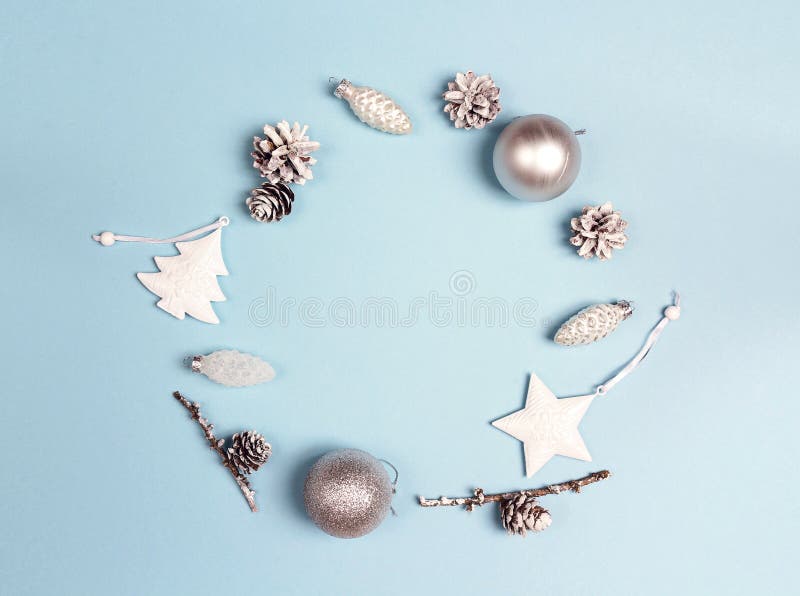 Runder Rahmen von Weihnachtsdekorationen mit Kopienraum auf blauem BAC lizenzfreies stockbild Runder Rahmen von Weihnachtsdekorationen mit Kopienraum auf blauem BAC lizenzfreies stockbild