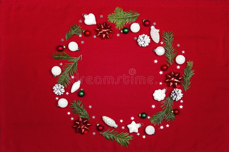 Runder Rahmen von Weihnachtsdekorationen mit rotem Stoff des Kopienraumes lizenzfreies stockbild Runder Rahmen von Weihnachtsdekorationen mit rotem Stoff des Kopienraumes lizenzfreies stockbild