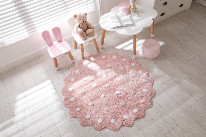 Rundrosa Teppich auf dem Boden im Kinderzimmer lizenzfreies stockbild