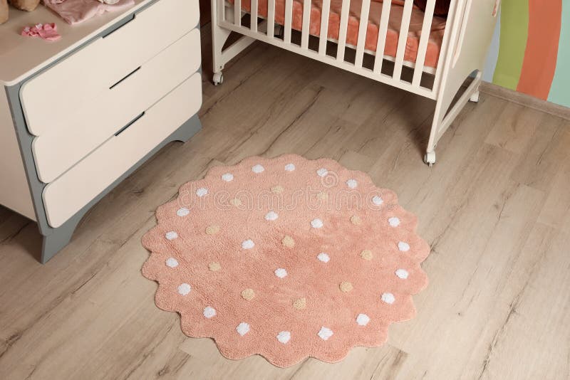 Runder rosa Teppich mit Polka Punkt Muster auf dem Boden in Babyzimmer über Ansicht lizenzfreies stockfoto