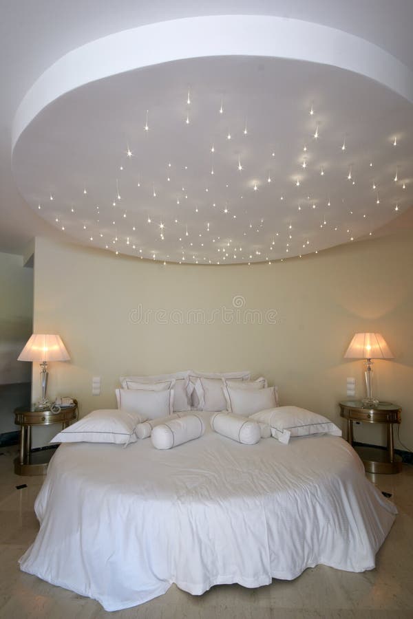 Rundes Bett mit Sternlampe auf der Decke stockfoto Rundes Bett mit Sternlampe auf der Decke stockfoto