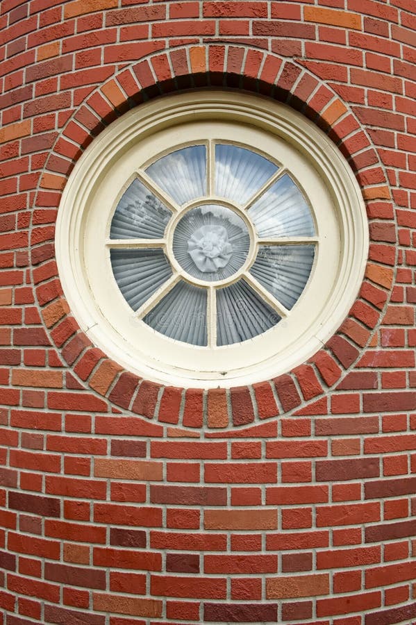 Rundes Fenster In Einem ZiegelsteinKontrollturm Stockfoto