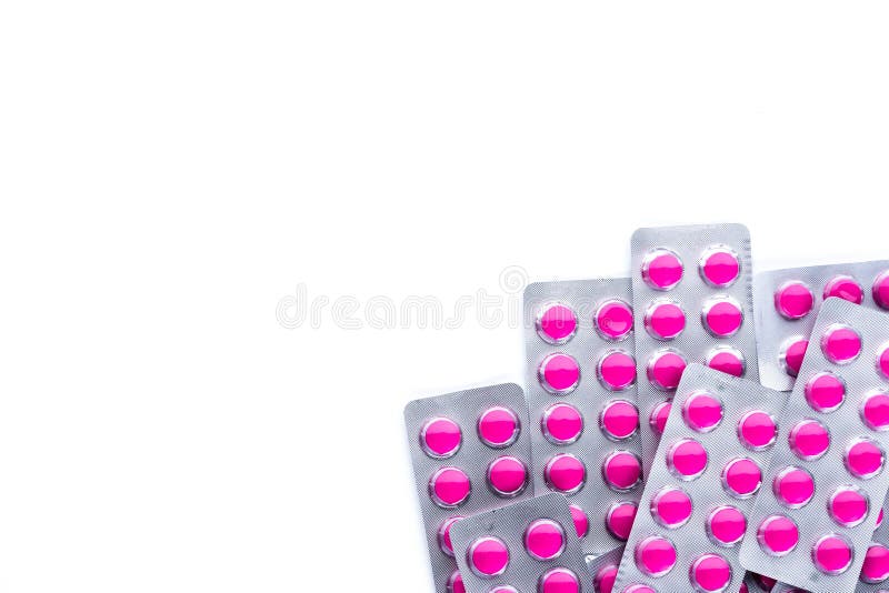 Rundes Rosa tablets Pillen in den Blisterpackungen auf weißem Hintergrund mit Kopienraum Ibuprofen tablets Pillen für die Entlast lizenzfreie stockfotografie