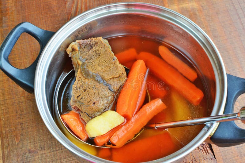 Bouillon Duidelijke Rundvlees of Kippensoep Met Noedels En Groenten Stock Afbeelding Image of