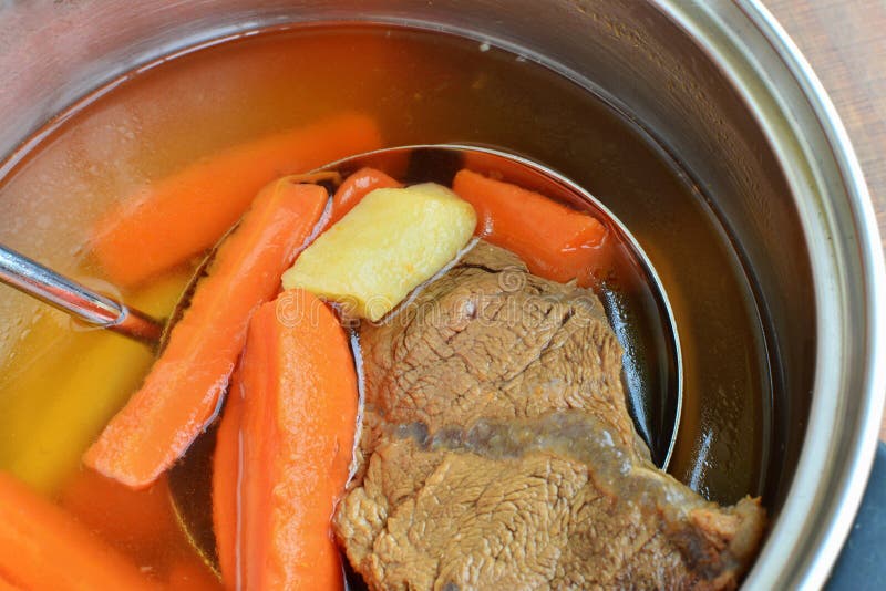 Bouillon Duidelijke Rundvlees of Kippenbouillon Met Noedels En Vegies Stock Foto Image of