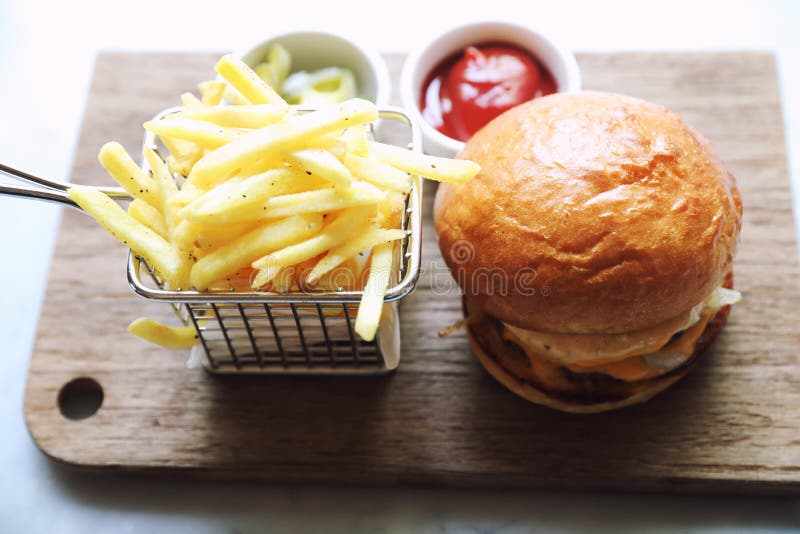 Rundvleeshamburger met gebraden gerechten en ketchup, snel voedsel royalty-vrije stock foto's Rundvleeshamburger met gebraden gerechten en ketchup, snel voedsel royalty-vrije stock foto's