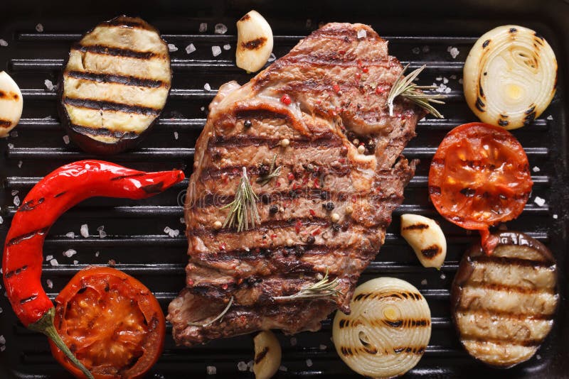 Rundvleeslapje vlees en groenten op de grill Horizontale background stock afbeelding Rundvleeslapje vlees en groenten op de grill Horizontale background stock afbeelding