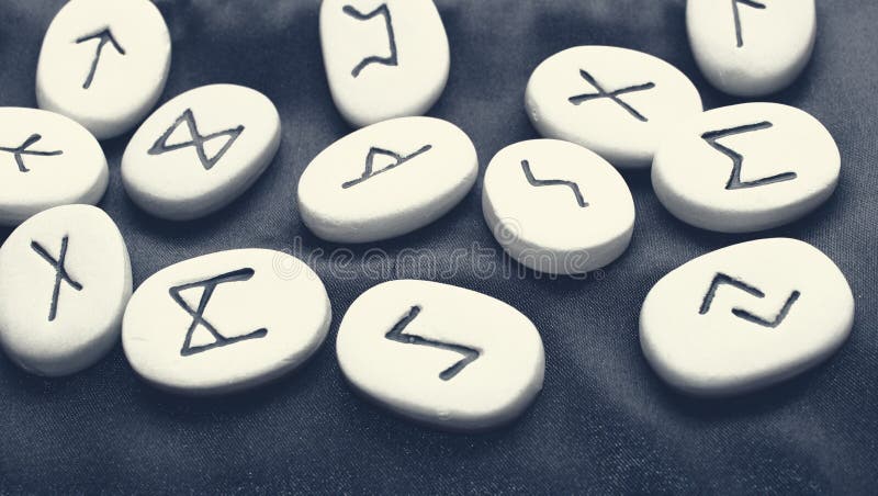 Rune Cast Black Background royalty-vrije stock afbeelding Rune Cast Black Background royalty-vrije stock afbeelding