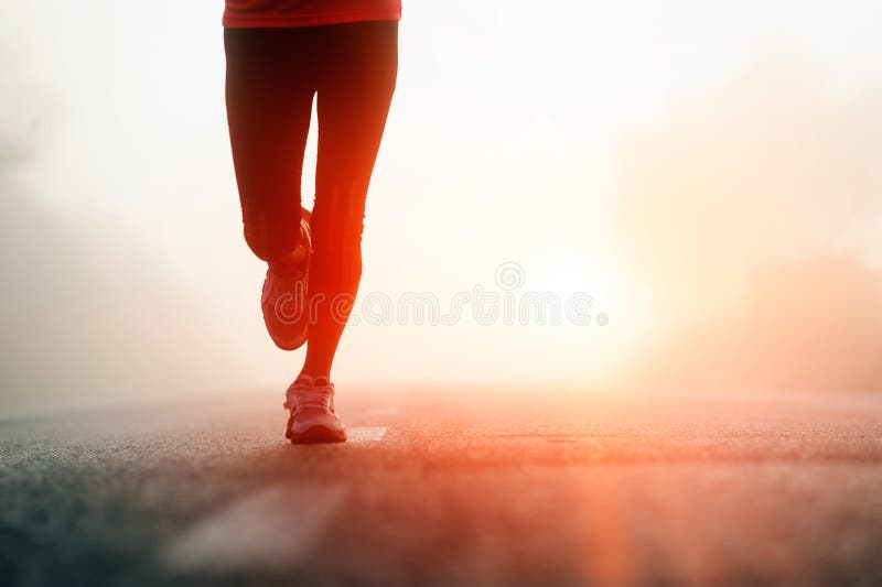 Runner piedi in esecuzione su strada primo piano su scarpa.