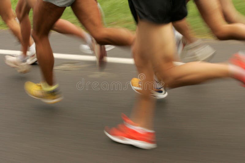 Bežci nohy na ceste s posúvanie blur.