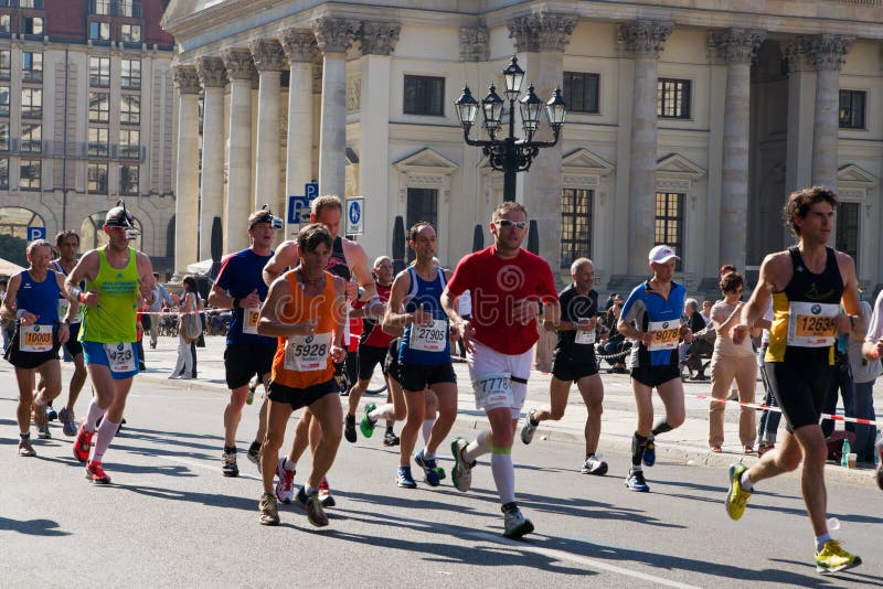 https://thumbs.dreamstime.com/b/runners-berlin-marathon-23770064.jpg
