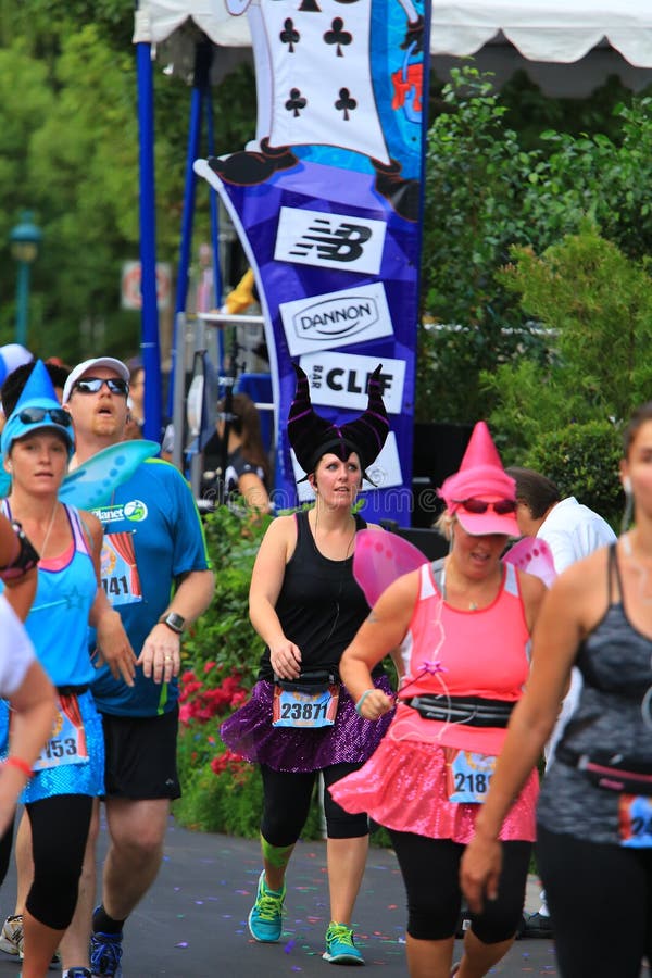 Runners dressed in costume editorial photo. Image of marathon 50918291
