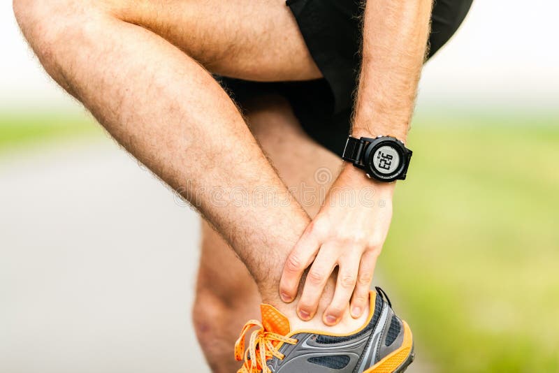 Runner holding mal di gambe, dolore al ginocchio da corsa o l'allenamento, jogging lesioni o crampi, attraversare il paese in estate la natura.