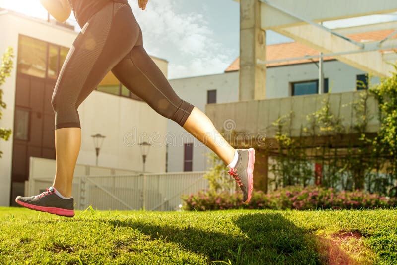 Running kvinna halv kroppfotodetalj arkivbild