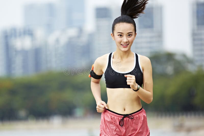 running kvinnabarn för asiat arkivbild running kvinnabarn för asiat arkivbild