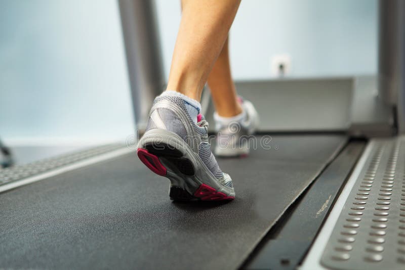 Immagine del piede femminile, in esecuzione su un tapis roulant.