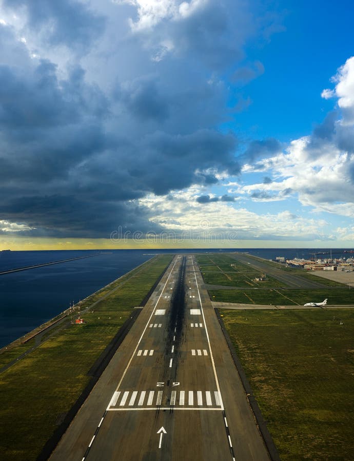 Pista de aeropuerto más cercano el mar nublado el cielo más alto.