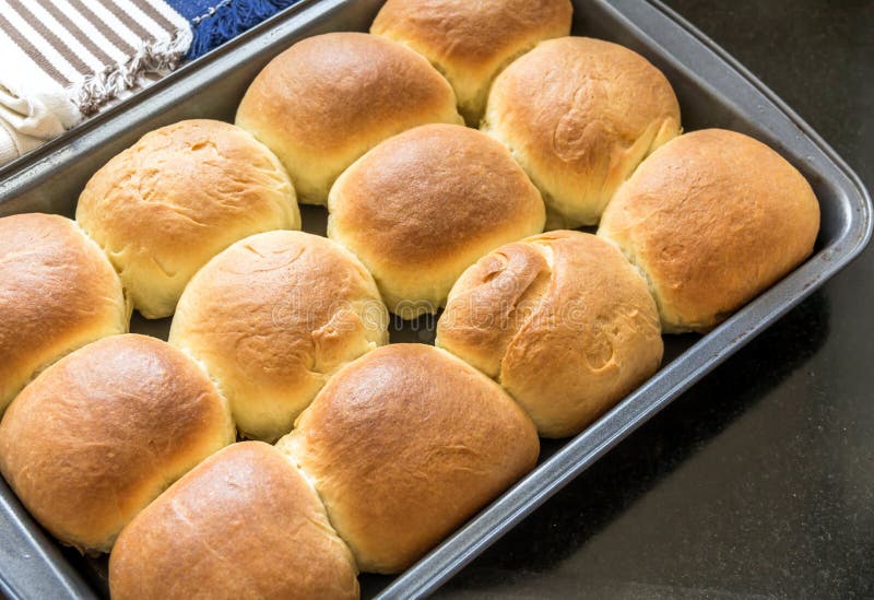 Ruoli della cena - un gruppo di panino del burro dodici in un vassoio di cottura