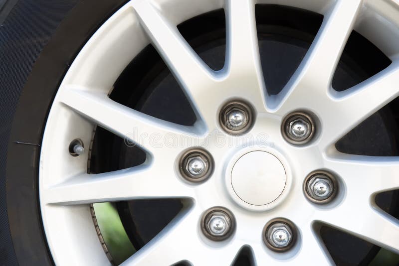 Ruota della lega di multi automobile di famiglia del veicolo di scopo Chiuda su dell'orlo di alluminio della ruota di automobile fotografie stock Ruota della lega di multi automobile di famiglia del veicolo di scopo Chiuda su dell'orlo di alluminio della ruota di automobile fotografie stock