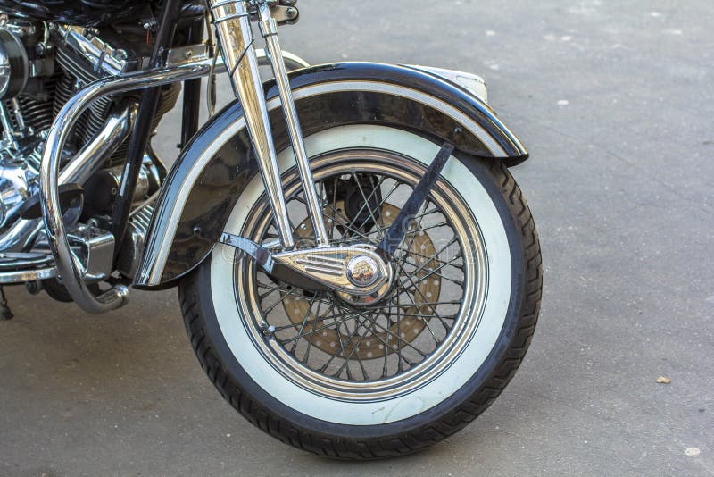 Ruota di andata del pneumatico del motociclo del selettore rotante Retro stile fotografia stock Ruota di andata del pneumatico del motociclo del selettore rotante Retro stile fotografia stock