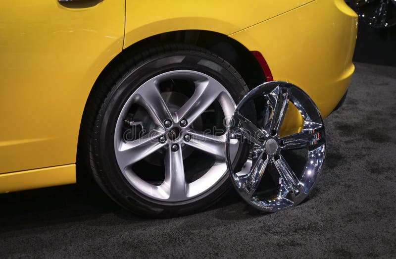 Ruota di automobile con l'orlo della lega e la copertura degli orli del cromo immagini stock libere da diritti Ruota di automobile con l'orlo della lega e la copertura degli orli del cromo immagini stock libere da diritti