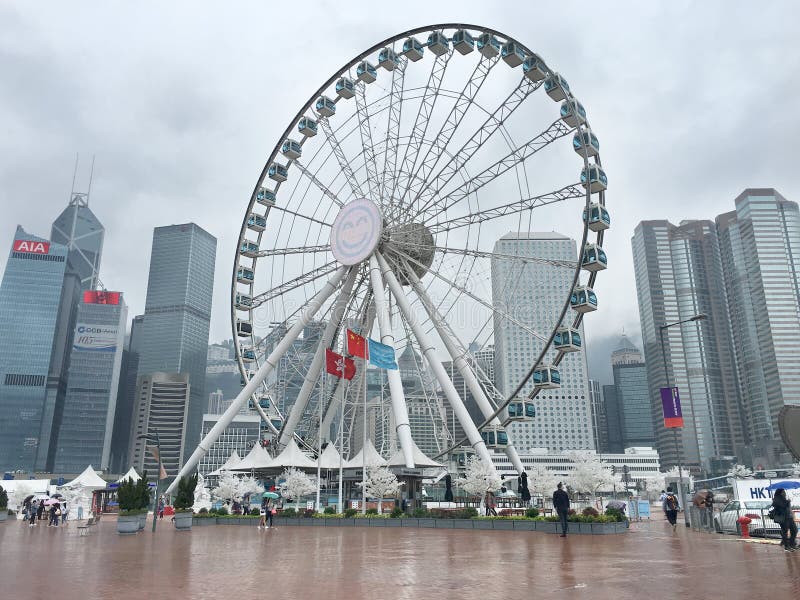 Ruota di osservazione di Hong Kong. HONG KONG, CINA - 16 MARZO 2017: Grattacieli e Hong Kong Observation Wheel, che è l'ultima attrazione turistica nella città