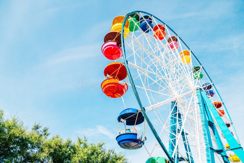 Ruota panoramica al parco di divertimenti in Vladivostok, Russia fotografia stock libera da diritti