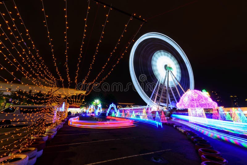Ruota panoramica con illuminazione al parco di carnevale nella notte immagine stock libera da diritti Ruota panoramica con illuminazione al parco di carnevale nella notte immagine stock libera da diritti
