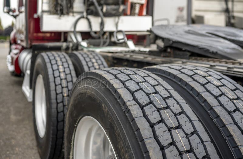 Ruote con pneumatici su assi di un grande camion cisterna in piedi sul parcheggio fotografia stock libera da diritti