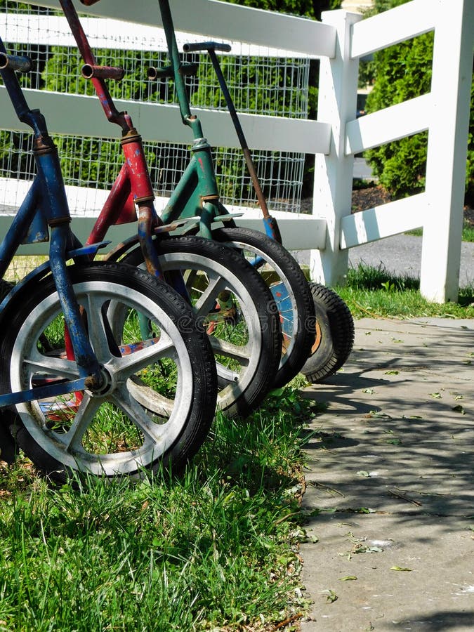 Ruote dei motorini dei bambini di Amish immagini stock libere da diritti Ruote dei motorini dei bambini di Amish immagini stock libere da diritti