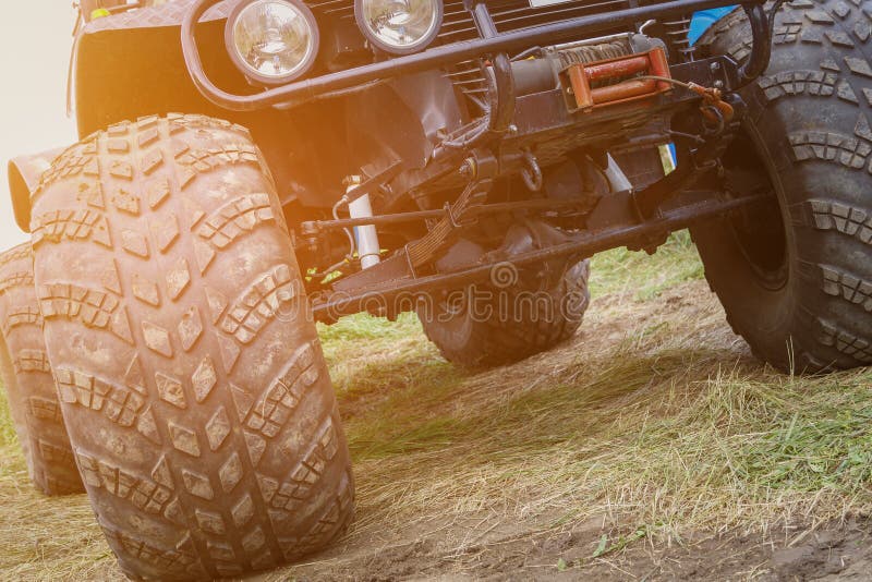 Ruote, struttura automobilistica, molle e trasmissione di grande offroadster immagini stock Ruote, struttura automobilistica, molle e trasmissione di grande offroadster immagini stock