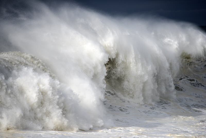 Rupture gigantesque de vague photo libre de droits Rupture gigantesque de vague photo libre de droits