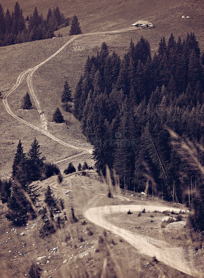 Piccola vecchia casa sulla collina Zanoaga da Montagne Bucegi in Romania.