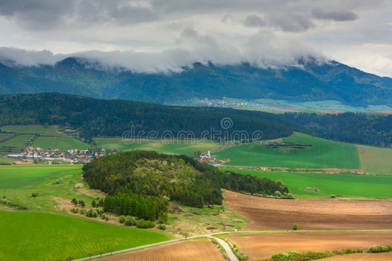 Vidiecka krajina - pole, hory, obloha