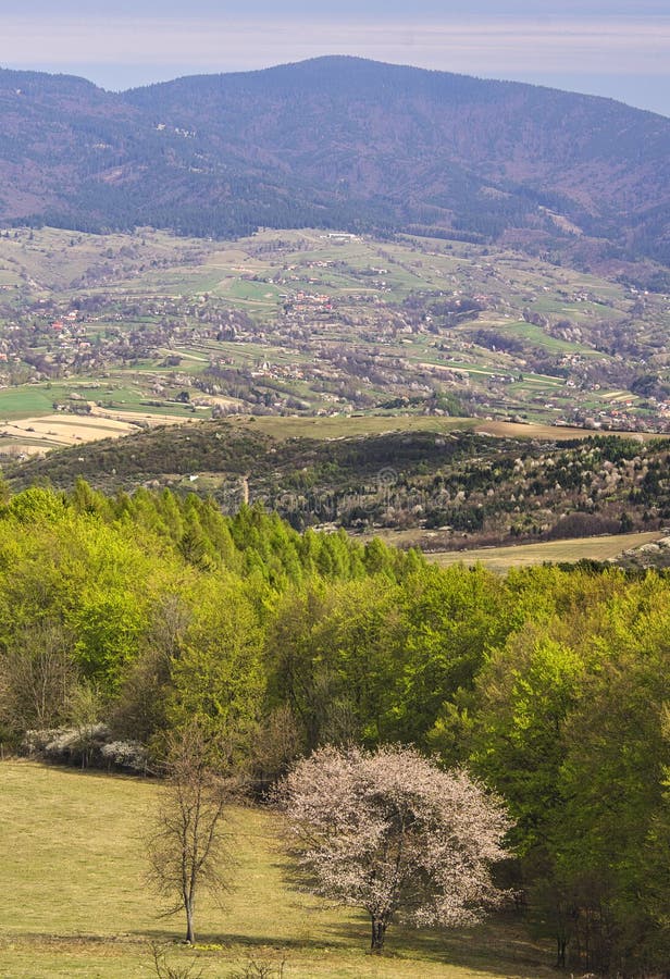 Vidiecke osídlenie v Ostrozkých vrchoch na Slovensku počas jari