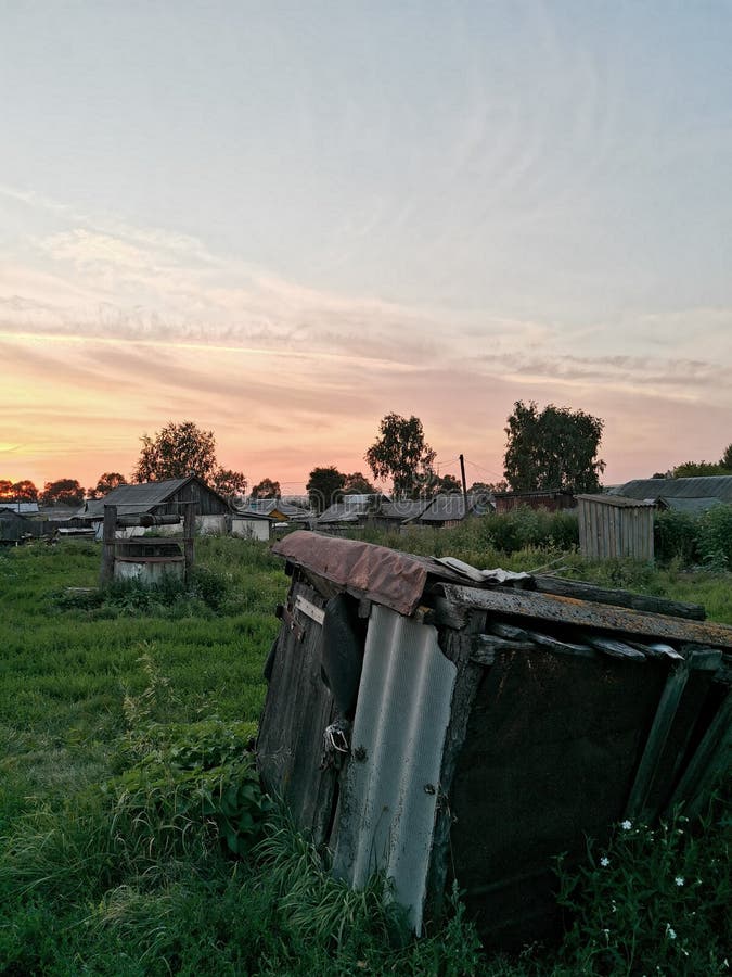 Rural деревянный небо заката луга зеленого сарая стоковые изображения