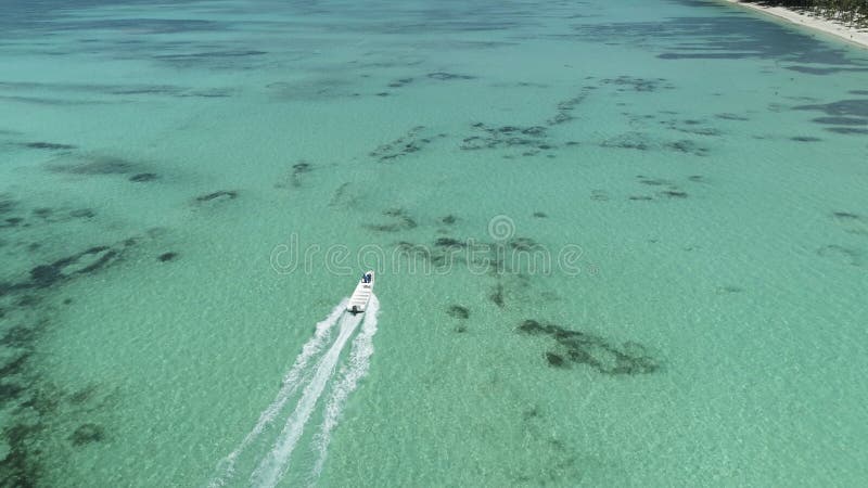 Rusa fartyg- eller yachtseglingen i det karibiska havet nära den Punta Cana stranden