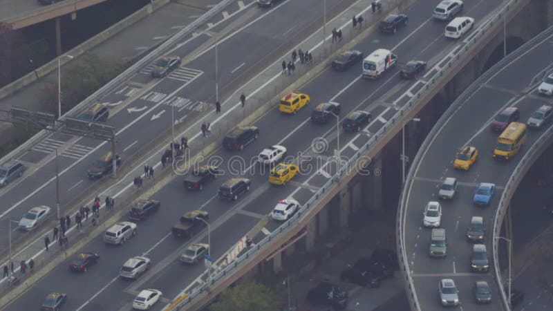 Rush-timmen i Brooklyn Bridge-ingången New York City