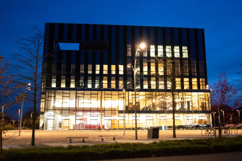 Rushden, Northamptonshire, Zjednoczone Królestwo - 15 listopada 2019 r. - Corby Cube building w nocy, Corby Borough Council in U obrazy stock Rushden, Northamptonshire, Zjednoczone Królestwo - 15 listopada 2019 r. - Corby Cube building w nocy, Corby Borough Council in U obrazy stock