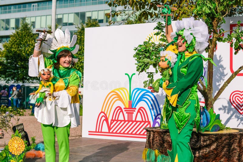 Rusia, ciudad Moscú - 6 de septiembre de 2014: Los actores de la marioneta juegan la demostración en la calle Marionetas en las fotos de archivo Rusia, ciudad Moscú - 6 de septiembre de 2014: Los actores de la marioneta juegan la demostración en la calle Marionetas en las fotos de archivo
