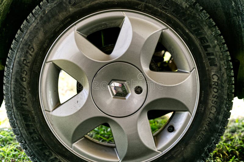 Rusia de moscú 20 de agosto de 2021 : la rueda de un coche renault sandero con un neumático michelin cercano foto de archivo
