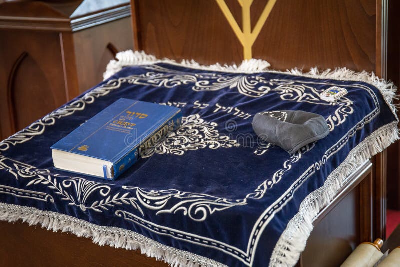 Rusia, Kaluga - CIRCA agosto de 2018: Interior de la sinagoga con el libro en el soporte fotos de archivo Rusia, Kaluga - CIRCA agosto de 2018: Interior de la sinagoga con el libro en el soporte fotos de archivo