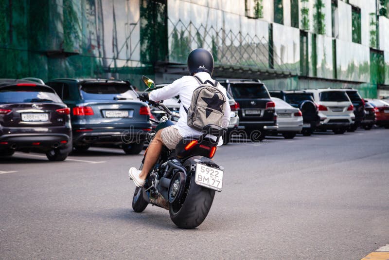 Rusia Moscow Hombre Estilo De Ropa Informal En Motocicleta Negro Cruiser Ducati Diavel Foto editorial - Imagen de cityscape, caballeros: 209452576