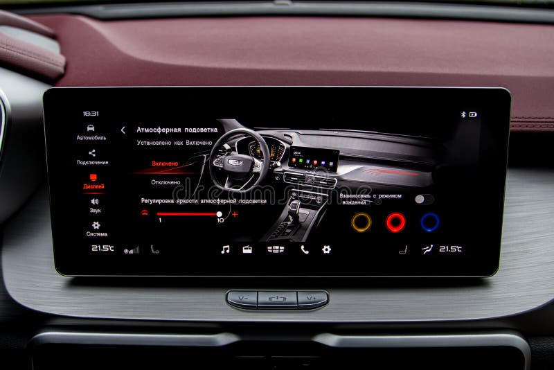 Rusia moscú 23 de mayo de 2021 geely binyue también se llama coolray o proton x50. un fondo transversal subcompacto moderno en el fondo de la ciudad. pantalla del sistema de medios geely suv