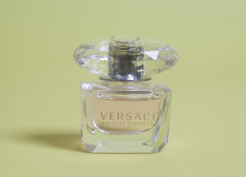 Rusia, Moscú, el 19 de diciembre de 2018: Botella de perfume cristalino brillante de Versace foto de archivo Rusia, Moscú, el 19 de diciembre de 2018: Botella de perfume cristalino brillante de Versace foto de archivo