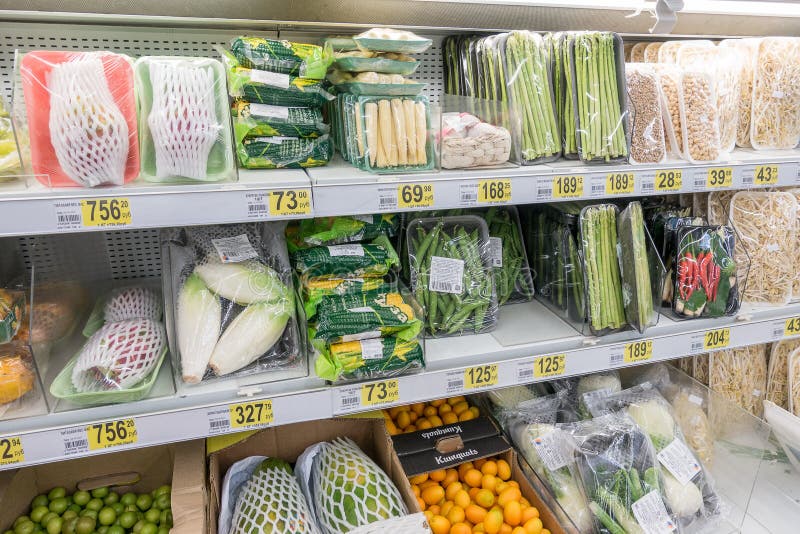 RUSIA, MOSCÚ, EL 11 DE JUNIO DE 2017: Diversos tipos de productos en los estantes en el supermercado Auchan imagenes de archivo RUSIA, MOSCÚ, EL 11 DE JUNIO DE 2017: Diversos tipos de productos en los estantes en el supermercado Auchan imagenes de archivo