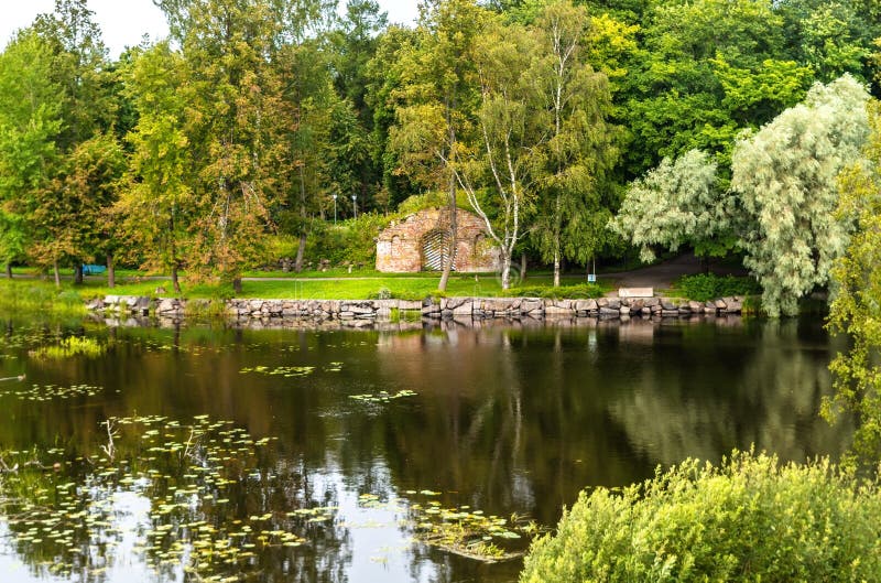 Rusia, St Petersburg, Priozersk, agosto de 2016: Paisaje escénico en el museo de la fortaleza de Korela del territorio imagen de archivo libre de regalías Rusia, St Petersburg, Priozersk, agosto de 2016: Paisaje escénico en el museo de la fortaleza de Korela del territorio imagen de archivo libre de regalías